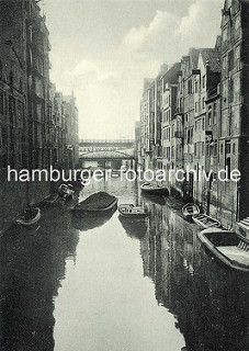 Historisches Foto vom Herrengrabenfleet in der Hamburger Neustadt - alte Speicher am Kanal, Schuten und eine Barkasse auf dem Fleet beim Stubbenhuk; im Hintergrund das Hochbahnviadukt am Baumwall.