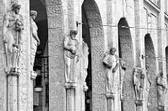 Figurenschmuck am Säulengang vom Warenhaus Görlitz - Jugendstilarchitektur; Gesamtnutzfläche von ca. 10 000 Quadratmetern; eröffnet 1913 - Architekt Carl Schmanns, eine Wiedereröffnung ist geplant.