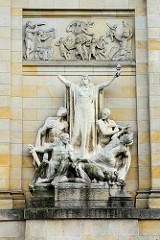 Figurengruppen Krieg und Frieden an der Fassade der Oberlausitzer Gedenkhalle in Zgorzelec / Görlitz; Bildhauer Hugo Lederer.