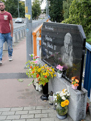 Gedenkplatte, Marmorplatte mit dem Bildnis von Papst Johannes Paul II / Papieza Jana Pawła II 1978 - 2005; Brücke über die Neisse / Zgorzelec .