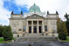 Frontansicht der Oberlausitzer Gedenkhalle in Zgorzelec / Görlitz ;  Monumentalbau der wilhelminischen Zeit. Heute fungiert sie als Kulturhaus der Stadt Zgorzelec.