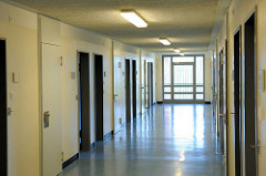 Gefängnisflur mit Zellentüren - Frauengefängnis / Frauenabteilung Gefängnis / JVA Hamburg Billwerder.
