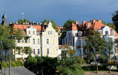 Restaurierte Gründerzeit Villen am Ufer der Neisse in Zgorzelec - dunkler Gewitterhimmel.