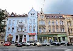 Gründerzeit-Wohnhäuser mit Geschäften im Erdgeschoss - renovierungsbedürftig und restauriert / alt + neu - Architektur in Zgorzelec.