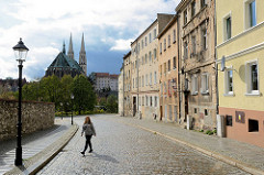 Wohnhäuser und Kopfsteinpflaster in Zgorzelec - am anderen Ufer der Neisse die evangelische Pfarrkirche St. Peter und Paul.