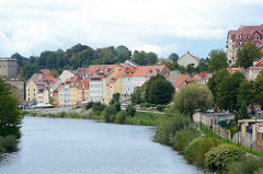 Wohnhäuser am Ufer der Neisse in Zgorzelec.