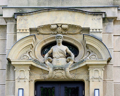 Figurenschmuck am Eingang des Gebäudes der ehem. Rothenburger Versicherung - jetzt Nutzung durch die Hochschule Zittau / Görlitz.