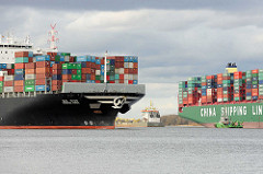 Der Continerfrachter Hanjin Asia auf der Elbe bei Stade - dahinter die havarierte CSCL Indian Ocean.
