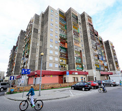 Plattenbau - Hochhaus mit Balkons in Zgorzelec / Polen - Kinder auf Fahrrädern.