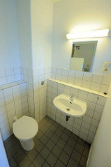 Nasszelle / Toilette und Waschbecken, Spiegel - Zelle im Frauengefängnis Hamburg Billwerder.