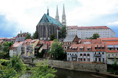 Blick über die Neiße nach Görlitz - Wohnhäuser am Ufer vom Grenzfluss zu Polen; Kirchenschiff der St. Peter und Paul Kirche.