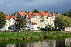 Mehrstöckige Wohnhäuser / Uferpromenade an der Neiße in Zgorzelec.
