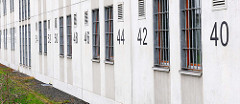 Vergitterte Zellenfenster - nummerierte Fenster vom Frauengefängnis in Hamburg Billwerder.