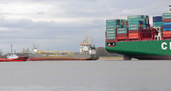 Heck des auf der Elbe der havarierte, aufgelaufene Containerfrachter CSCL Indian Ocean - lks. der Bagger Causeway.