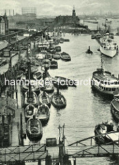 Blick auf den Jonashafen an der Elbe an den Vorsetzen / Baumwall in der Hamburger Neustadt. Schlepper und Schuten an den Rheinschuppen - im Hintergrund der Kaiserspeicher mit dem Zeitball und das Gaswerk am Großen Grasbrook.