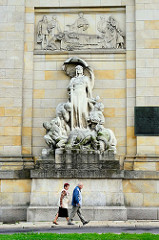 Figurengruppen Krieg und Frieden an der Fassade der Oberlausitzer Gedenkhalle in Zgorzelec / Görlitz; Bildhauer Hugo Lederer.