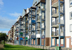 Renovierte Plattenbauten mit vorgesetzten Balkons - Zgorzelec / Neisse.