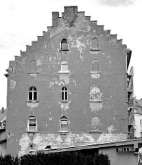 Hausfassade mit Fensterdurchbrüchen, teilweise zugemauert; Architekturbilder aus Zgorzelec.