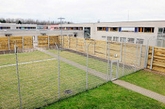 Gefängniszaun mit Stacheldraht - Sichtschutz aus Holzbrettern, Gefängnisblock in der Hamburger JVA Billwerder.
