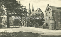 Historisches Bild von der Altstadtbrücke und der St. Peter und Paul Kirche in Gölitz; lks. das Gebäude der Dreiradenmühle.