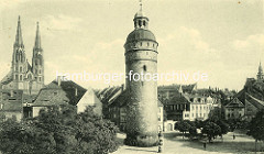 Historische Aufnahme von Görlitz; im Vordergrund der Nicolaiturm in Görlitz, einer der drei heute erhaltenen Wach- und Wehrtürme von der Görlitzer Stadtbefestigung. Im Hintergrund lks. die Kirchtürme der Görlitzer Pfarrkirche St. Peter und Paul.