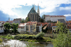 Blick über die Neiße nach Görlitz - Wohnhäuser am Ufer vom Grenzfluss zu Polen; Kirchenschiff der St. Peter und Paul Kirche.
