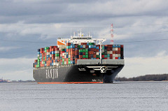 Der Containerfrachter Hanjin Asia fährt auf der Elbe bei Stade Richtung Hamburger Hafen.