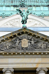 Tympanon, Giebelschmuck mit Wappen und Engel an der Oberlausitzer Gedenkhalle in Zgorzelec / Görlitz.