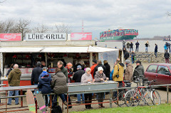 Lühegrill an der Elbe in Grünendeich - auf der Elbe das festgefahrene, aufgelaufene Containerschiff CSCL Indian Ocean.