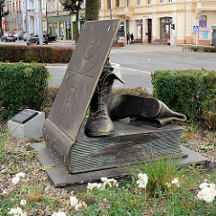 Jakob Böhme Denkmal am Ulica Stefana Okrzei; das Denkmal wurde 2011enthüllt und zeigt ein Paar Schuhe, die einen aufgeklappten Buchdeckel stützen. Das Paar Schuhe symbolisiert seinen Beruf des Schuhmachers und das Buch steht für seine Veröffentlichun