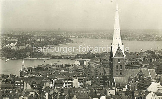 Historische Luftaufnahme der Hamburger Altstadt - Dächer der Innenstadt bei der Mönckebergstrasse - Kirchturm u. Kirchenschiff der St. Petrikirche. Im Hintergrund die Binnenalster mit der Lombardsbrücke und die Aussenalster mit Segelbooten.