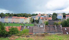 Wohnhäuser und Dächer der polnischen Stadt Zgorzelec an der Neisse.