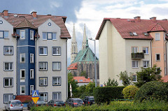 Wohnhäuser, Plattenbau in in Zgorzelec  - im Hintergrund das Kirchenschiff und die Kirchtürme / Doppeltürme der Görlitzer Pfarrkirche St. Peter und Paul.