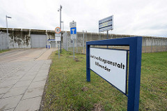Schild und Eingang - Justizvollzugsanstalt Billwerder; JVA Hansestadt Hamburg.