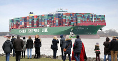 Schaulustige am Ufer der Elbe  in Grünendeich blicken zum havarierten Containerfrachter CSCL Indian Ocean.