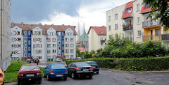 Wohnhäuser, Plattenbau in in Zgorzelec  - im Hintergrund das Kirchenschiff und die Kirchtürme / Doppeltürme der Görlitzer Pfarrkirche St. Peter und Paul.