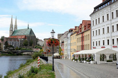 Uferpromenade an der Neisse in Zgorzelec - im Hintergrund die evangelische Pfarrkirche St. Peter und Paul und das Waidhaus.