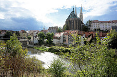 Blick über die Neiße nach Görlitz - Wohnhäuser am Ufer vom Grenzfluss zu Polen; Kirchenschiff der St. Peter und Paul Kirche.