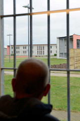 Blick durchs Gefängnisgitter in der JVA Billwerder.