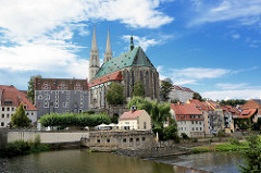 Blick über die Neiße nach Görlitz; im Vordergrund das ehem. Turbinenhaus - dahinter das Kirchenschiff der St. Peter und Paul Kirche.