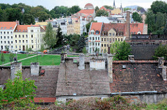 Wohnhäuser und Dächer der polnischen Stadt Zgorzelec an der Neisse.