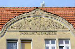 Wohnhaus in Striegau / Strzegom - Gründerzeitarchitektur; Giebel mit Arabesken und Monogramm, gegründet 1832.
