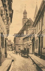 Historischer Blick von der Bergstrasse in die Marktstrasse von Gosslar; Kirchtürme der Marktkirche St. Cosmas und Damian. Ein Pferdefuhrwerk / Pferd und Wagen fährt auf dem Kopfsteinpflaster.