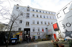 Schanzenhof - ehem. Montblanc Gebäude in der Schanzenstrasse / Bartelsstrasse in Hamburg Sternschanze. Zum 31.03.2016 wurden fünf Mietern des Schanzenhofs gekündigt. Darunter ist das Alternativ-Hotel Schanzenstern mit Biorestaurant.