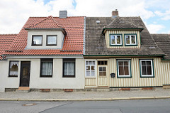 Siedlungshäuser mit Holz verkleidete Fassade; unterschiedlich farblich abgesetzte Fassadengestaltung - Architekturbilder aus  Wernigerode.