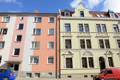 Wohnhäuser in Halberstadt - Betonfassade, farblich abgesetzt - Gründerzeitgebäude mit Stuckdekor / neu + alt.