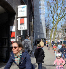 Ehem. Montblanc-Haus in der Schanzenstrasse von Hamburg Sternschanze - Eingang zum Schanzenhof; Schilder für Kino 3001 und Schanzenstern, Hotel und Restaurant. Zum 31.03.2016 wurden fünf Mietern des Schanzenhofs gekündigt.