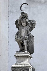 Säulespitze mit Engel eine Sichel emporhaltend, Komplex ehem. preussischer Gebäude in   Kłodzko Glatz - Symbol für das Letzte Gericht, Bibelzitat: Ein weiterer Engel ... rief dem Engel mit der scharfen Sichel zu: ,Gebrauche jetzt deine Sichel, um