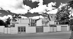 Garagentore - Einfahrten, hohe Mauer - Wohnhäuser in Halberstadt; Schwarz-Weiß-Fotografie.