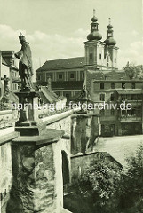 Historische Aufnahme der Minoritenkirche St. Maria (Kościół Matki Bożej Różańcowej) in Kłodzko / Glatz , erbaut von 1628 bis 1631.  Blick über die Johannisbrücke / Brücktorbrücke - mittelalterliche Steinbogenbrücke.